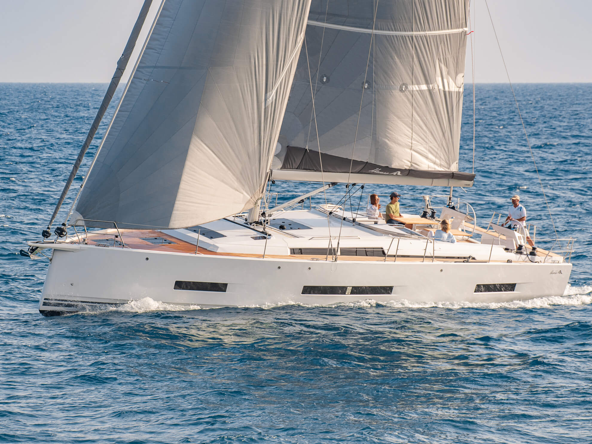 Gute Fahrt der Hanse 510 bei leichter Brise und kleiner Welle, trotz praktischer Selbstwendefock für Easy Sailing